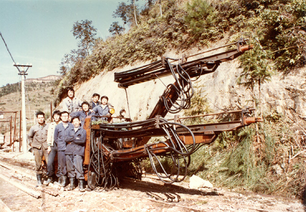 PK國(guó)際領(lǐng)先品牌，山河智能露天液壓鉆車(chē)再交完美答卷