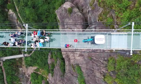 十萬人圍觀！這臺挖掘機(jī)開上了高空玻璃橋