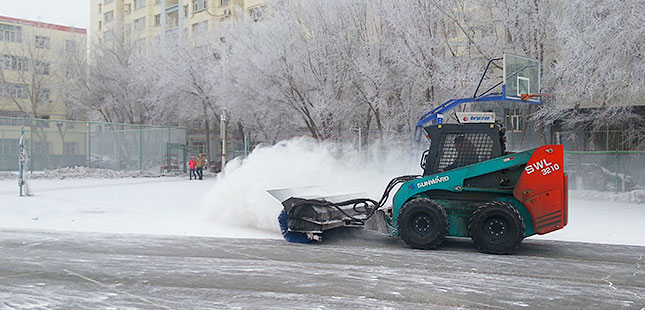 滑移裝載機除雪作業(yè)