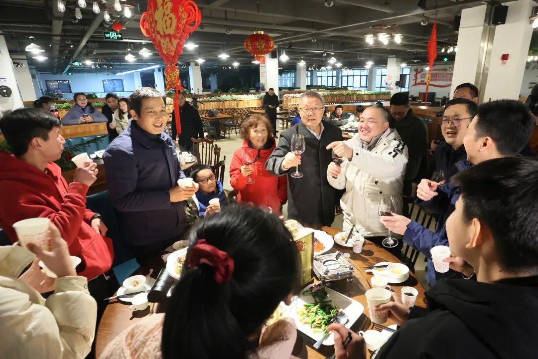 山河智能董事長何清華與留廠員工一起過大年！